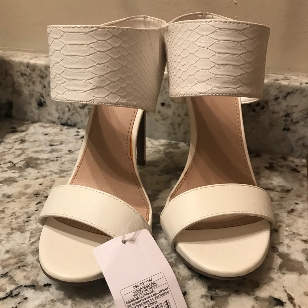 New size 8 White stilettos